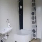 Module sanitaire double pré-équipé 4,85 m² avec WC et douche – photo 2