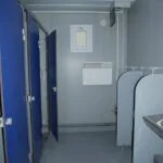 Module sanitaire professionnel 24 m² avec douches et WC multiples – photo 3