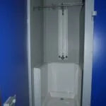 Module sanitaire professionnel 24 m² avec douches et WC multiples – photo 4