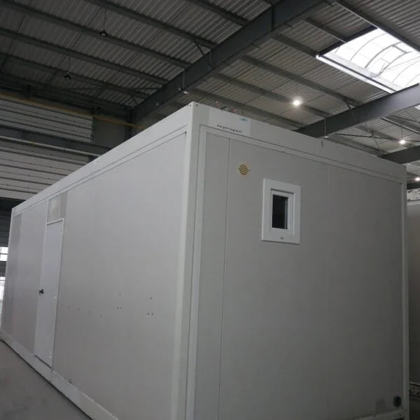 Module sanitaire professionnel 24 m² avec douches et WC multiples