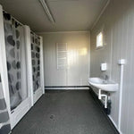 Unité sanitaire mobile d’occasion 14.8 m² avec 6 douches et sanitaires intégrés – photo 4