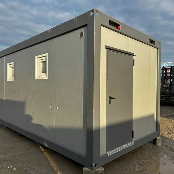 Unité sanitaire mobile d’occasion 14.8 m² avec 6 douches et sanitaires intégrés